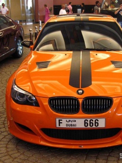 Яркая картинка с изображением автомобиля BMW M5 украсит ваш телефон
